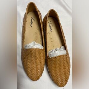 Trotters Women's Woven Brown Flats